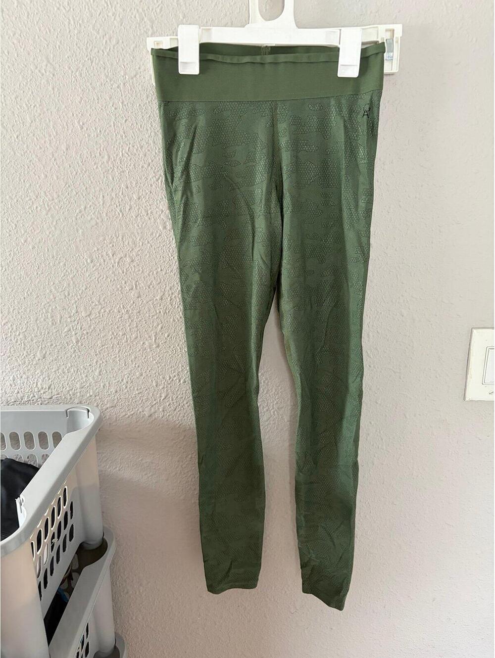 Good American green camo leggings size 1. Waistband is folded over a bit but cou